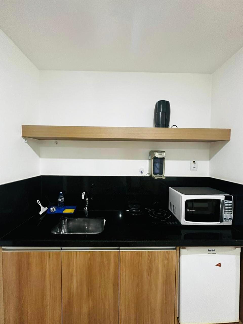 Kitchen or kitchenette, minibar, stove, toaster