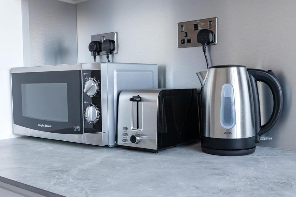 Kitchen or kitchenette, microwave, toaster, kitchen