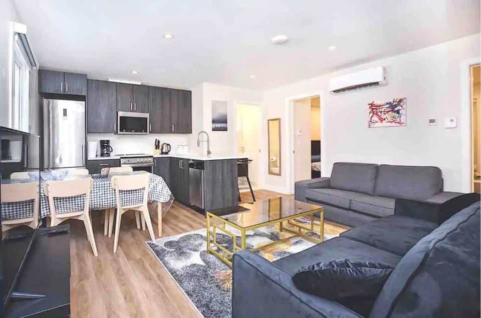 Kitchen or kitchenette, Living room, Seating area, Dining area, minibar, oven, pet friendly, stove