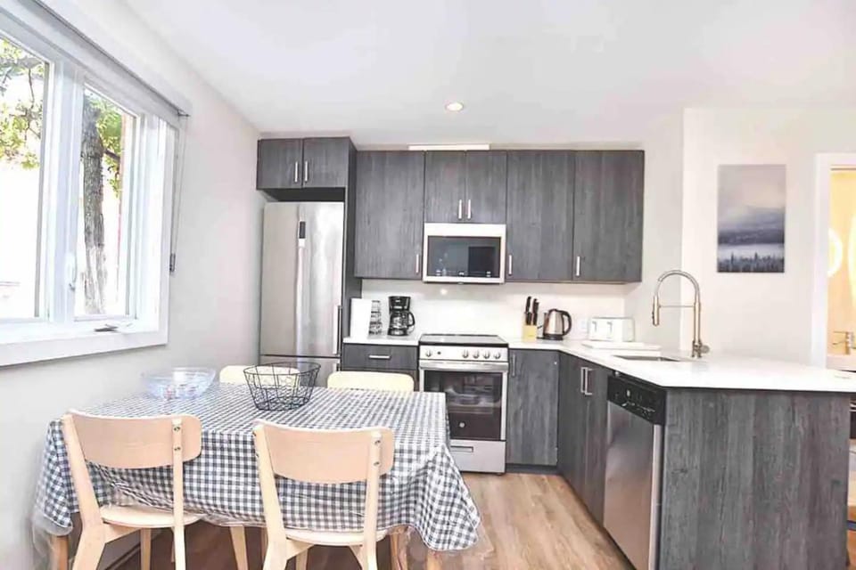 Kitchen or kitchenette, Dining area, dishwasher, minibar, oven, pet friendly, stove, toaster