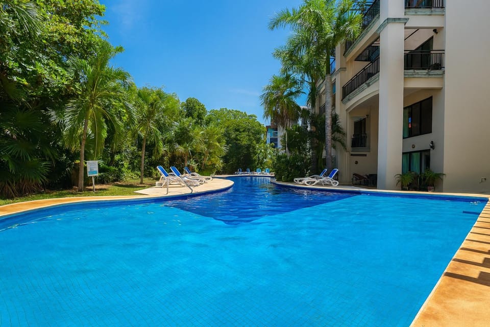 Property building, Day, Swimming pool, sunbed