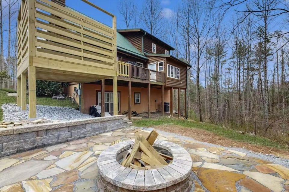 The Dream Road Escape Cabin and Hot Tub Cabin in Tennessee