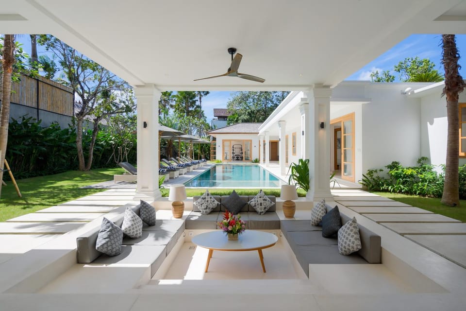 Property building, Patio, Day, Garden, Seating area, Garden view