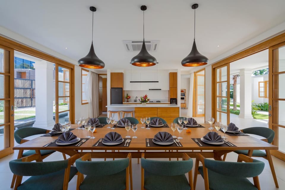 Kitchen or kitchenette, Seating area, Dining area