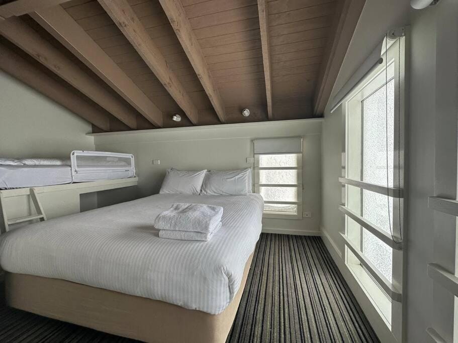 White Crystal 210 Apartment in Hotham Heights