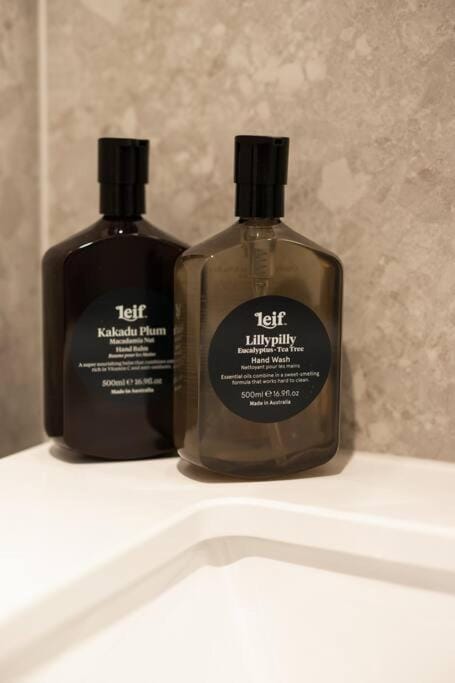 White Crystal 213 Apartment in Hotham Heights