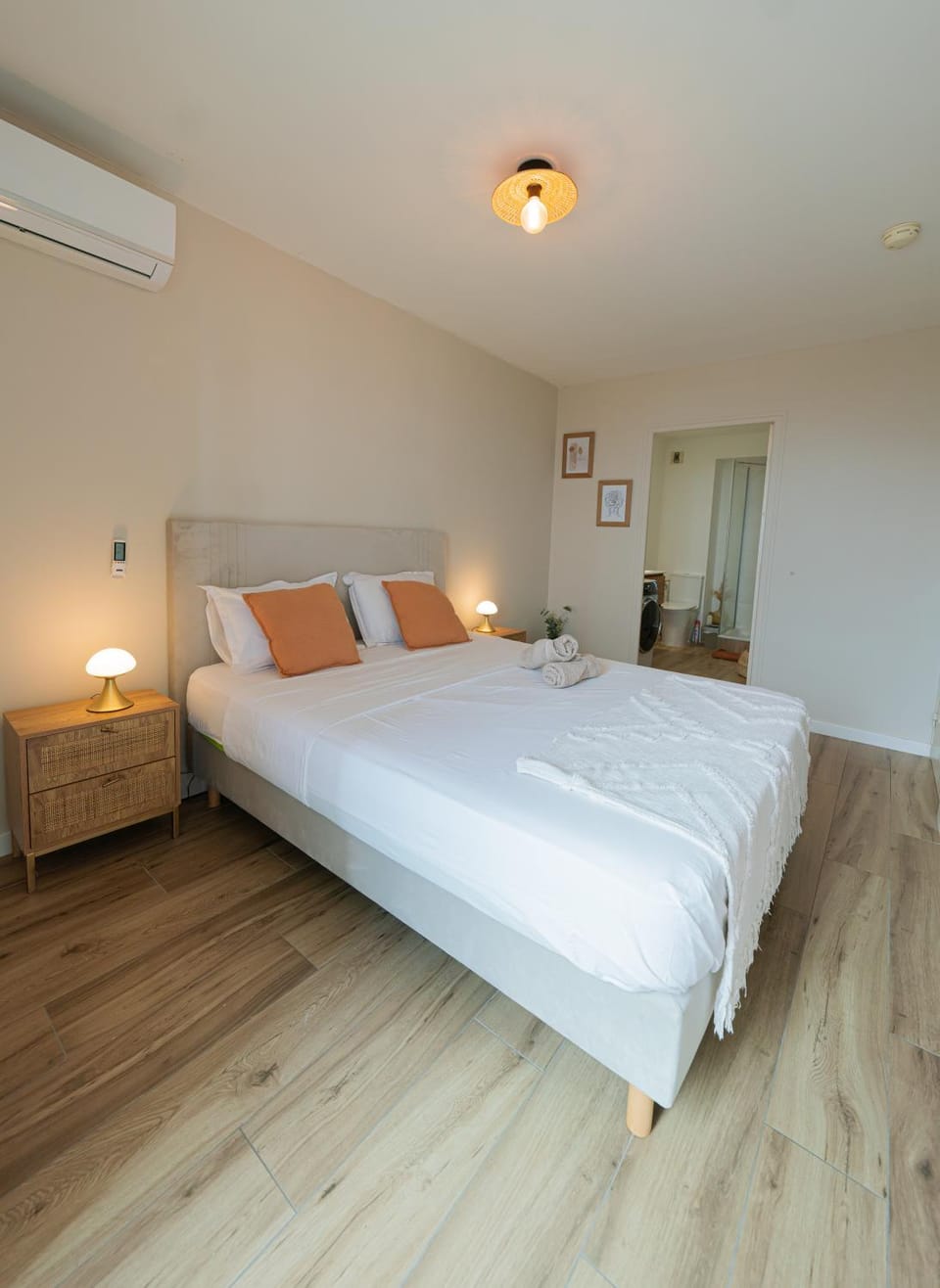 Bed, Photo of the whole room, Bedroom, air conditioner