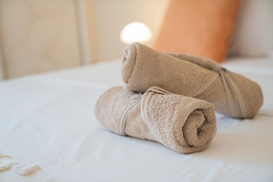 Bed, Bedroom, towels