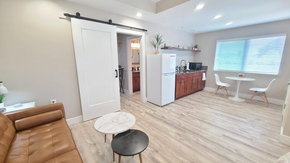 Air Conditioned Studio King Bed Free Laundry House in Orchidlands Estates