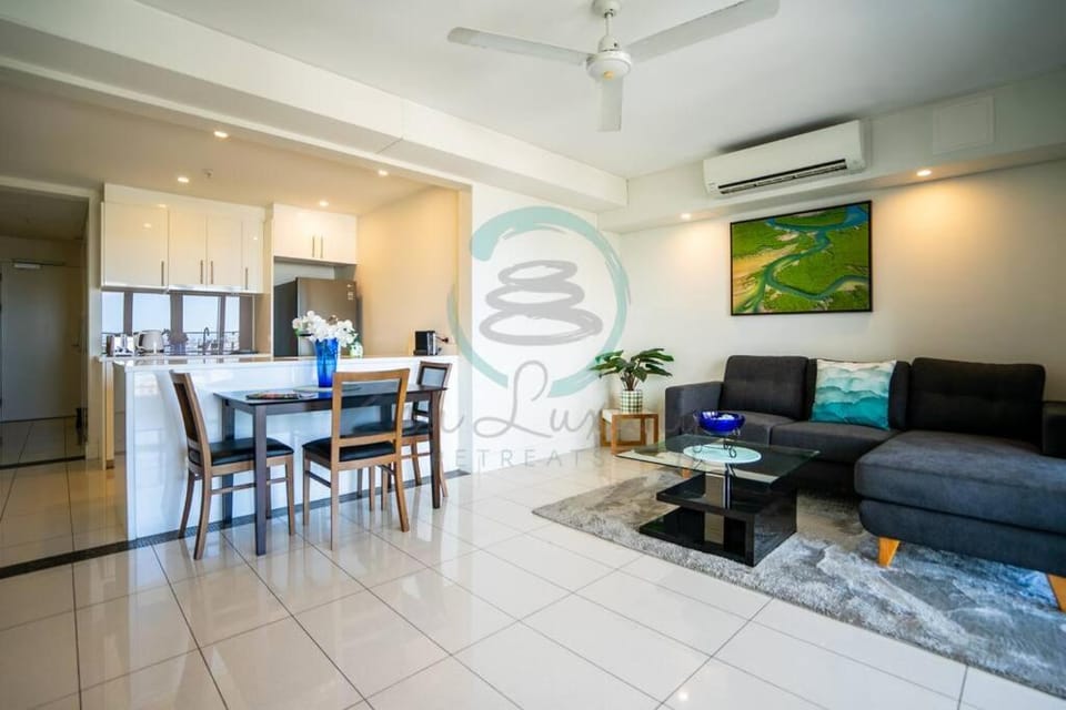 Zen Ocean Pebble 1-BR/1-BA Sea View Retreat Apartment in Darwin
