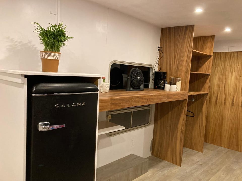 Coffee/tea facilities, oven