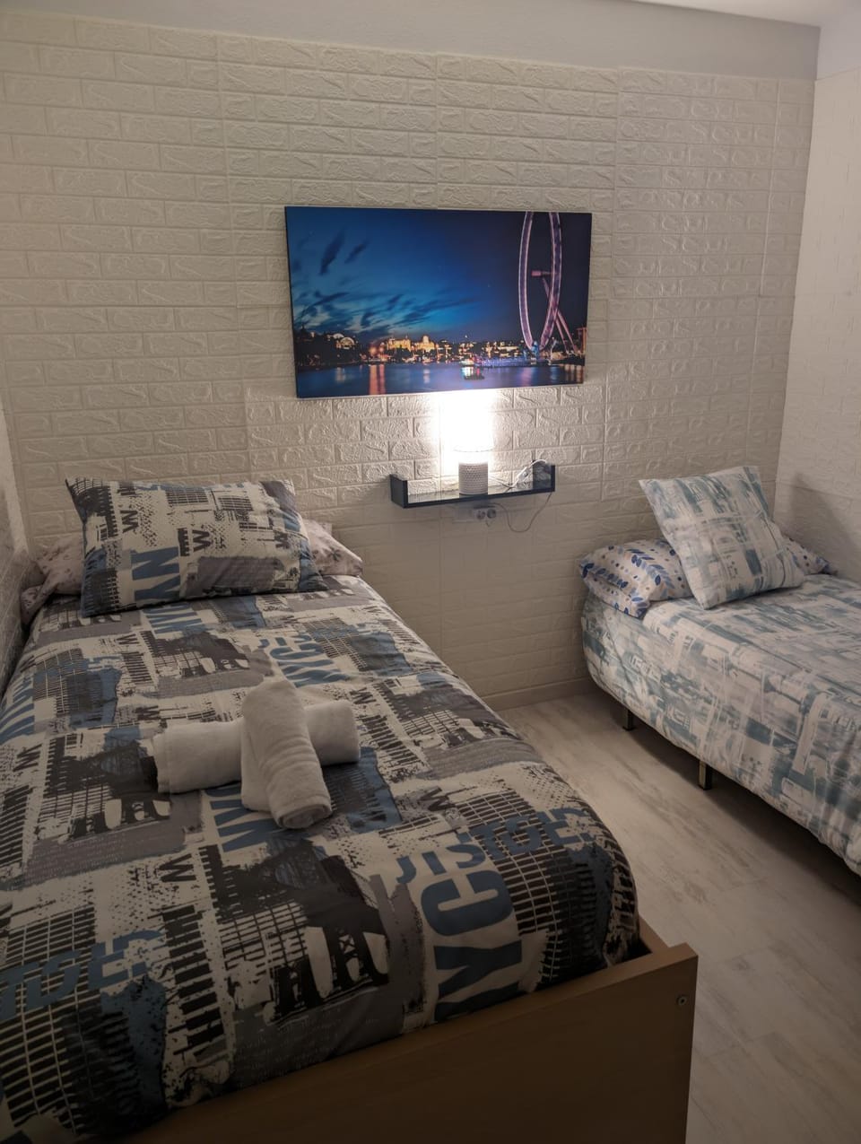 Bed, TV and multimedia, Photo of the whole room, Bedroom