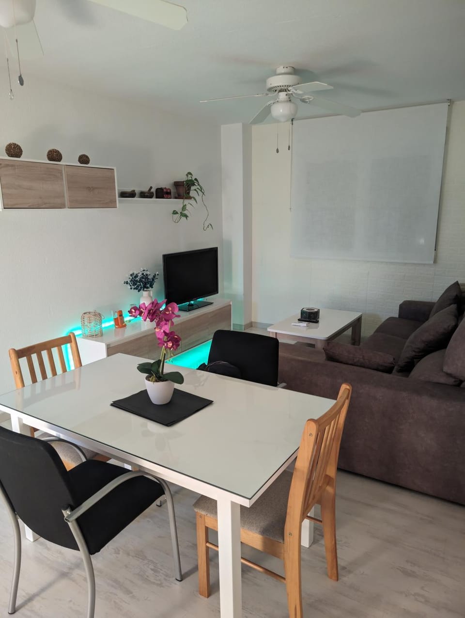 TV and multimedia, Kitchen or kitchenette, Living room, Seating area, Dining area, fireplace