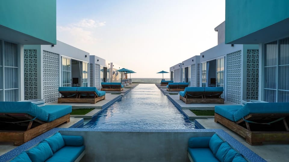 Property building, Patio, Day, Pool view, Swimming pool, sunbed