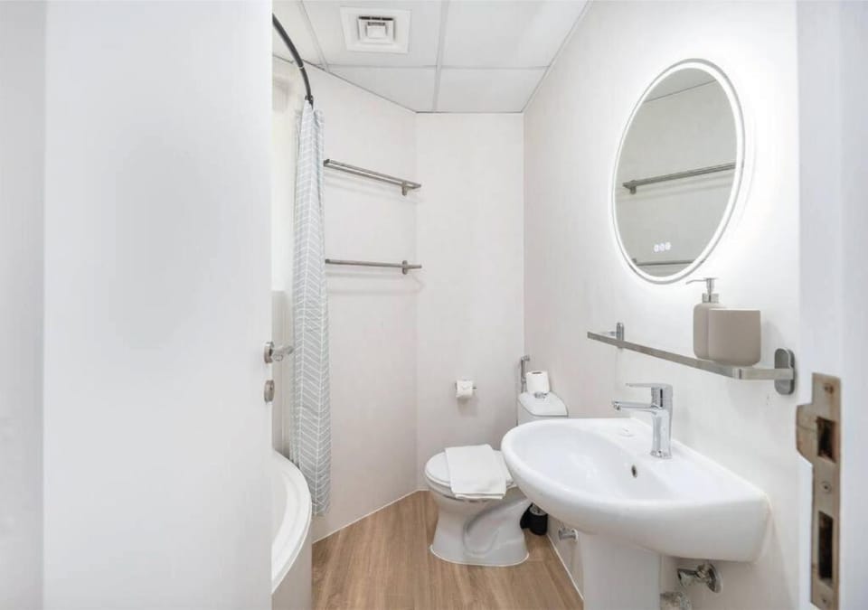 Shower, Toilet, Bathroom, bidet, towels