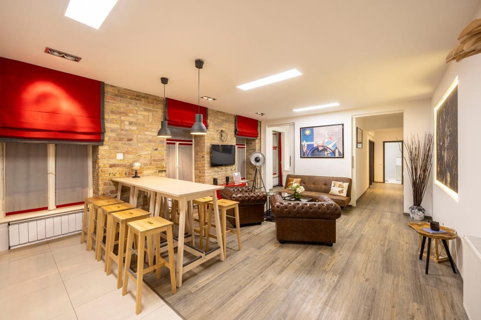 TV and multimedia, Kitchen or kitchenette, Living room, Seating area, Dining area