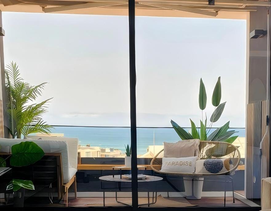 Dolce Waves Luxe Petit Déjeuner Jacuzzi Design et Vue Mer Apartment in Praia