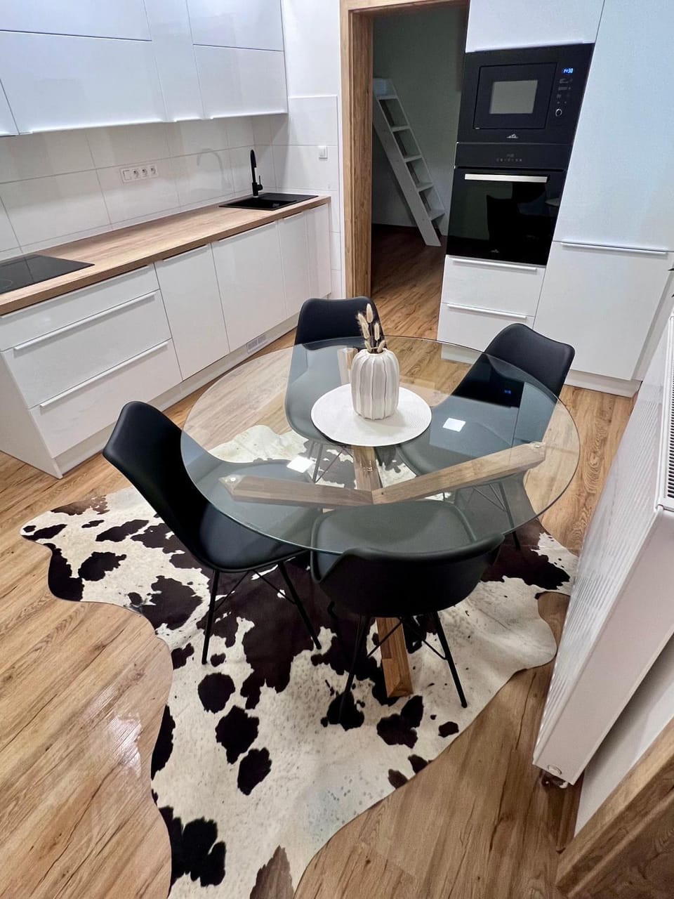 Kitchen or kitchenette, Seating area, Dining area, stove