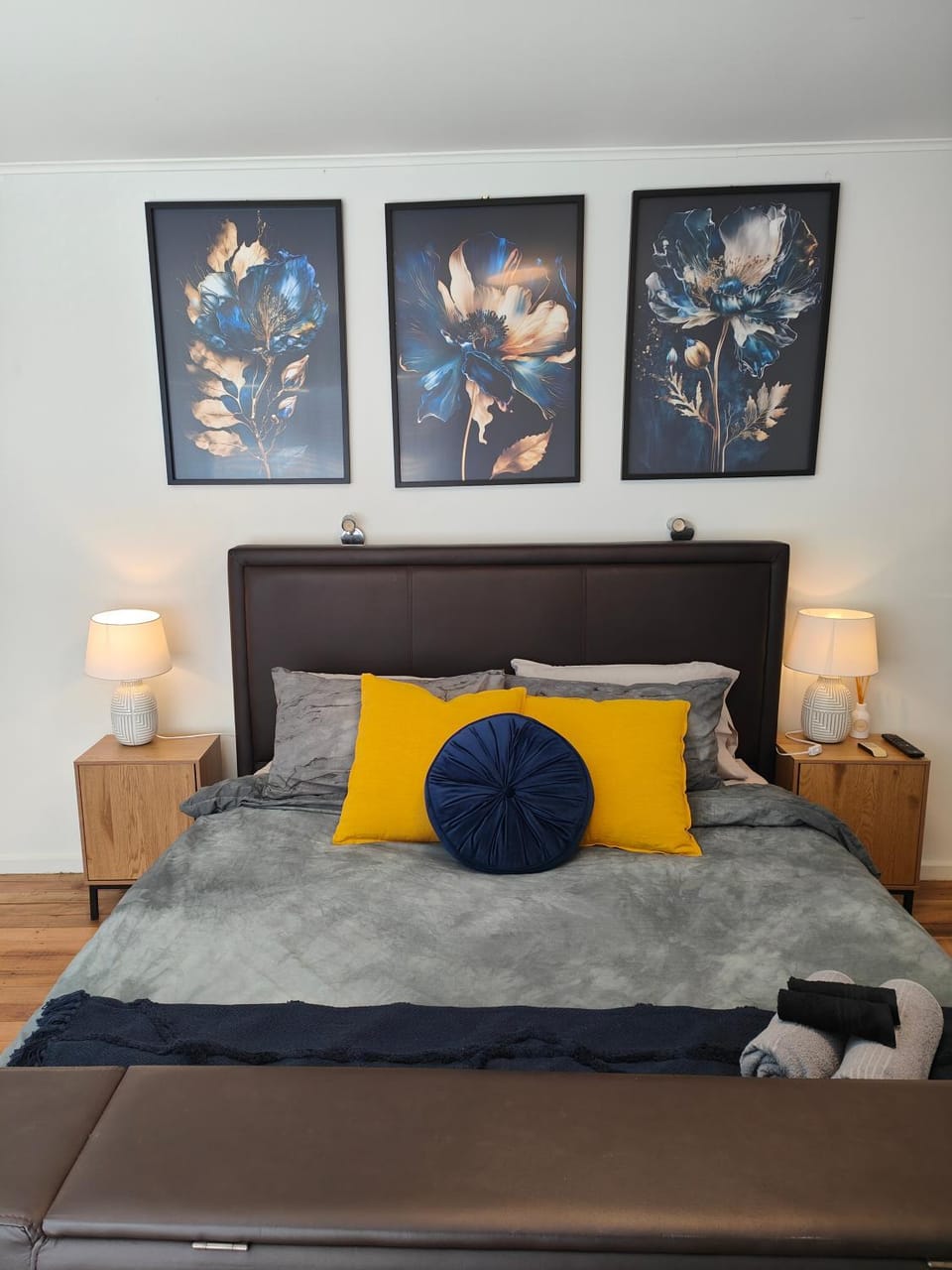 Photo of the whole room, Bedroom