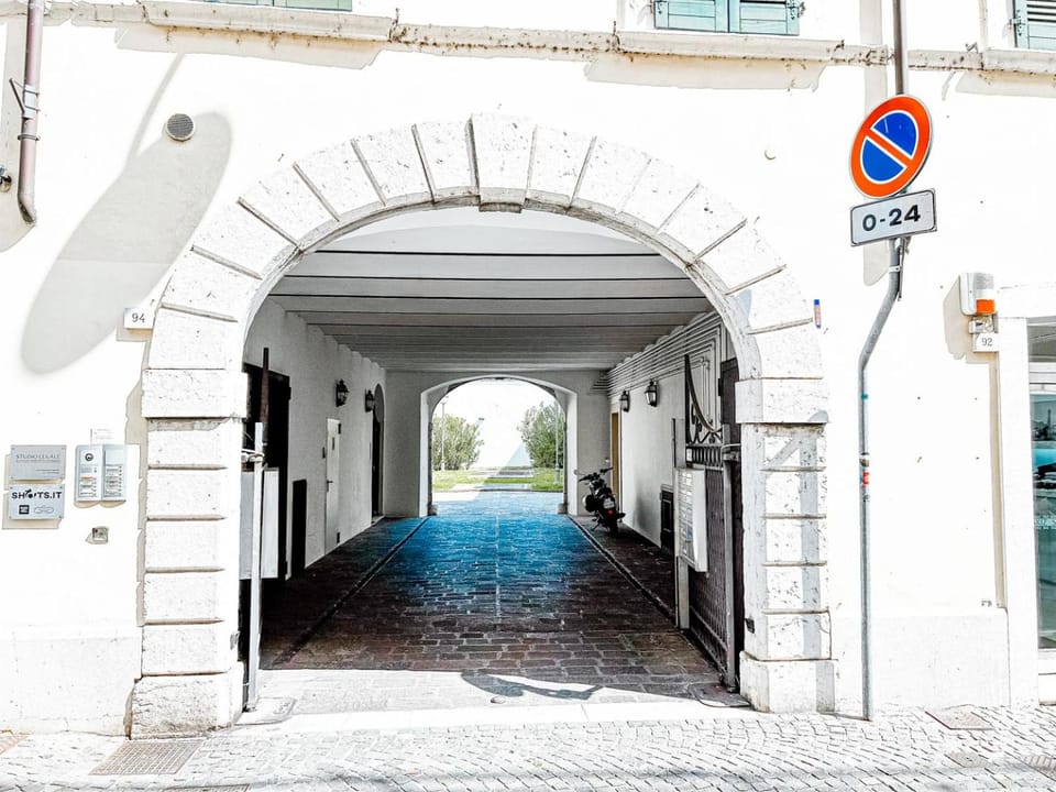 Facade/entrance, Day, Neighbourhood