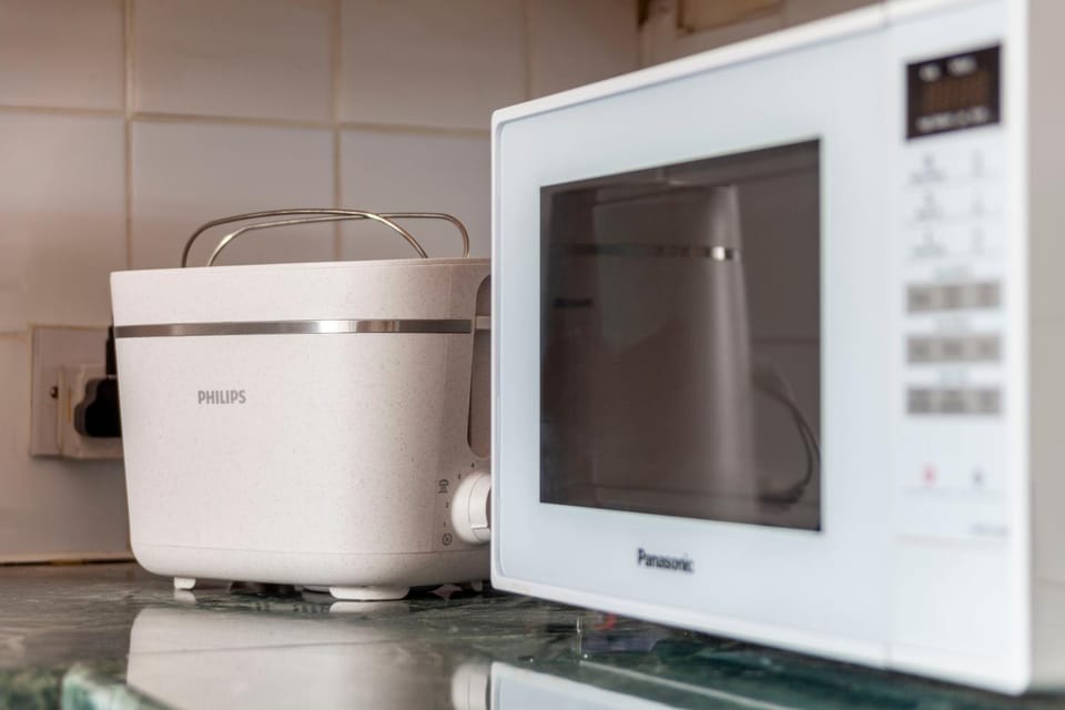 Kitchen or kitchenette, minibar, toaster