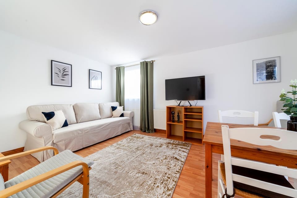 TV and multimedia, Living room, Seating area, Dining area, Evening entertainment