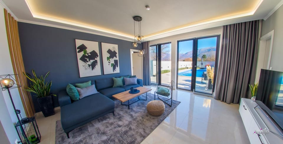TV and multimedia, Living room, Seating area, Pool view