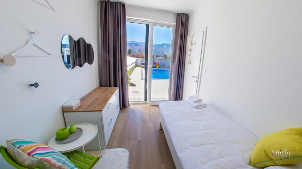Bed, Natural landscape, Photo of the whole room, Bedroom