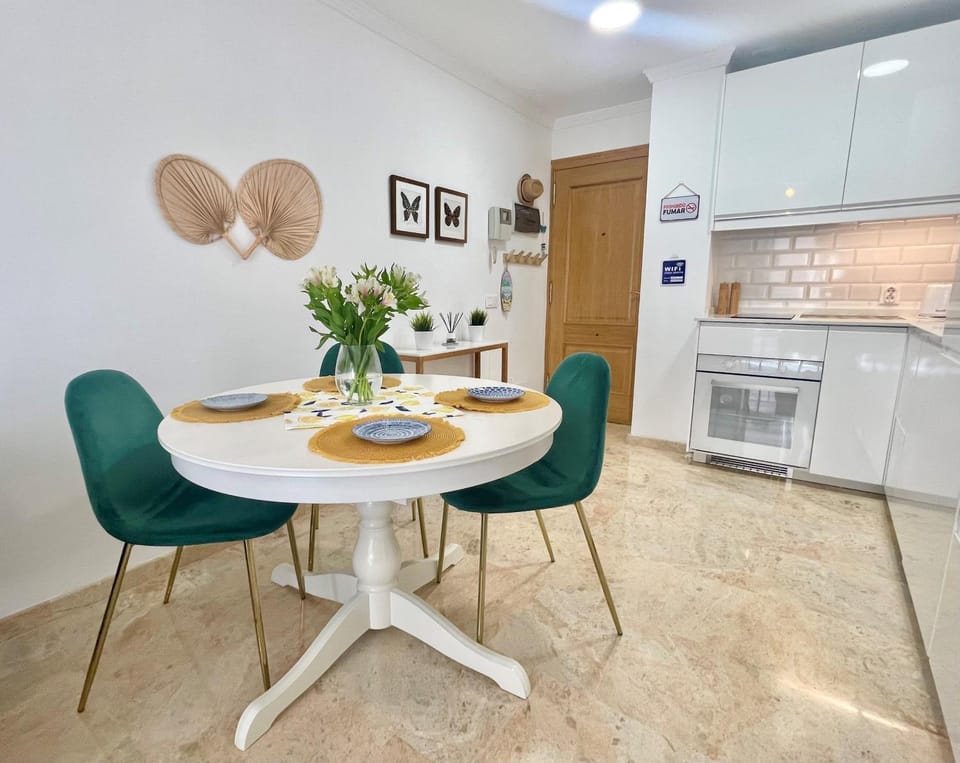 Kitchen or kitchenette, Seating area, Dining area, dishwasher, minibar, pet friendly, stove