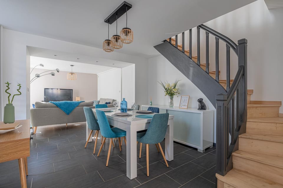 Kitchen or kitchenette, Living room, Seating area