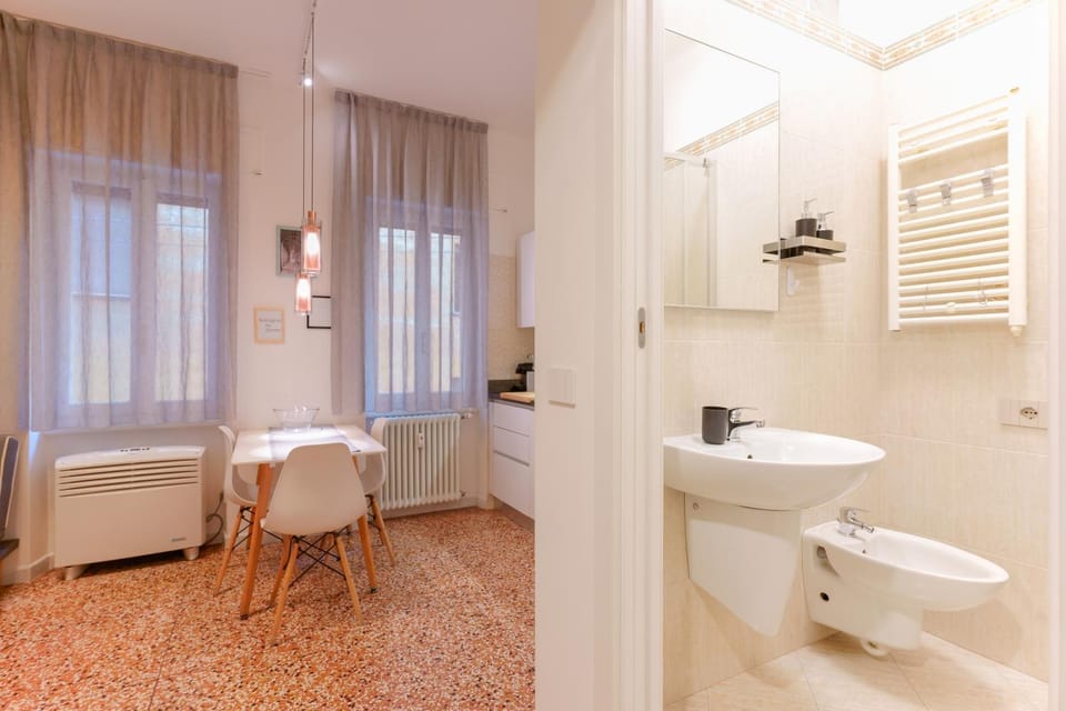 Toilet, Bathroom, bidet, towels