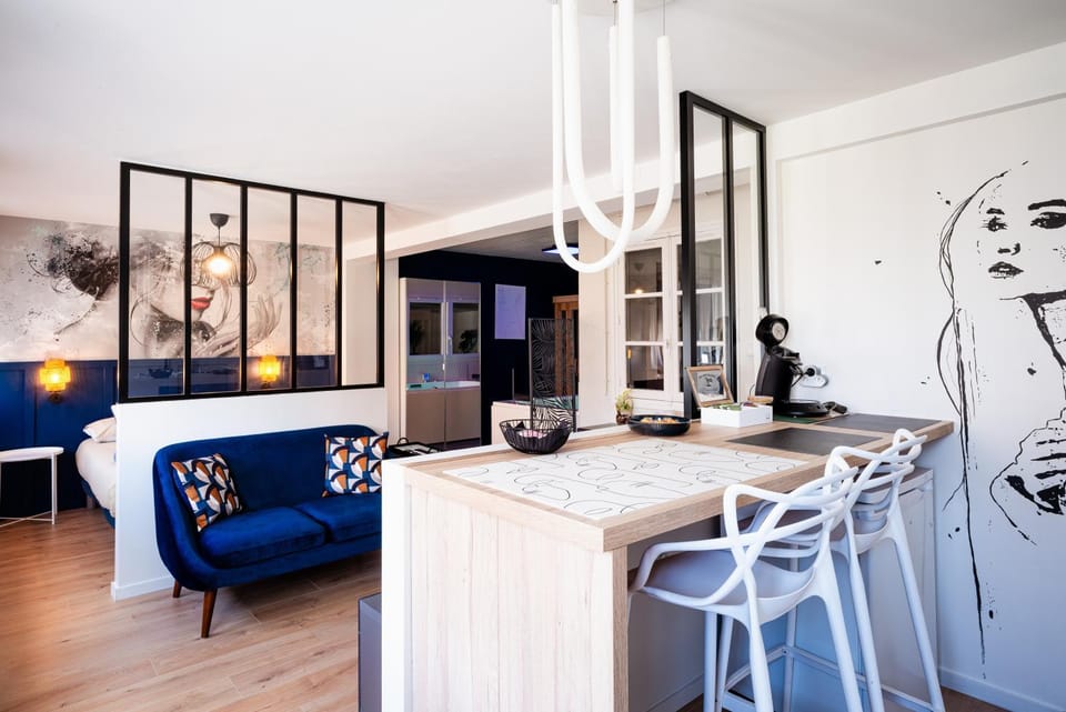 Kitchen or kitchenette, Living room, Decorative detail, Seating area, Dining area