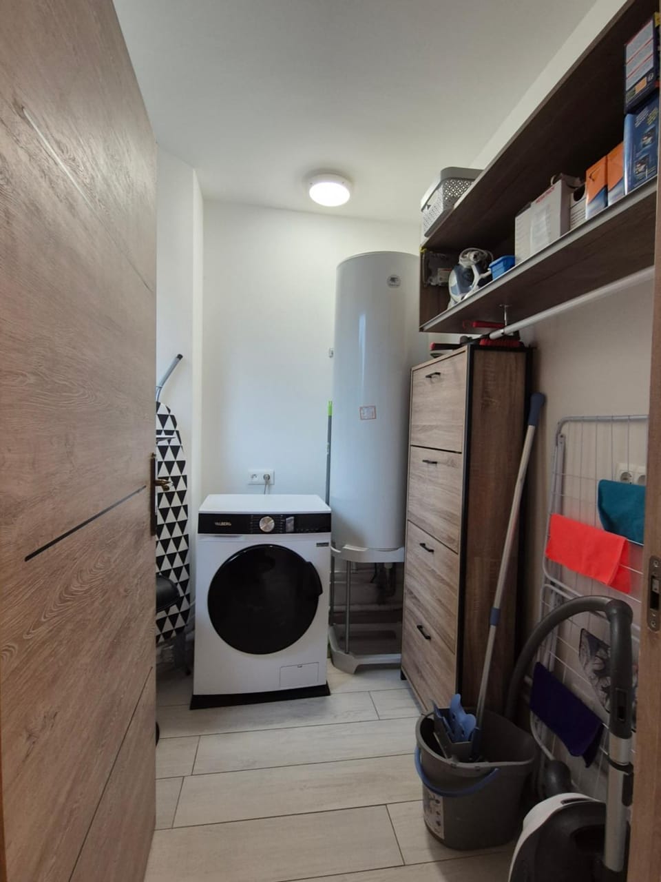 wardrobe, washing machine