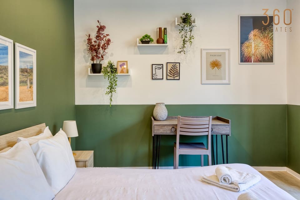 Bed, Living room, Photo of the whole room, Decorative detail, Seating area, Bedroom