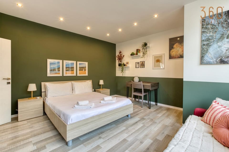 Living room, Photo of the whole room, Decorative detail, Seating area, Bedroom
