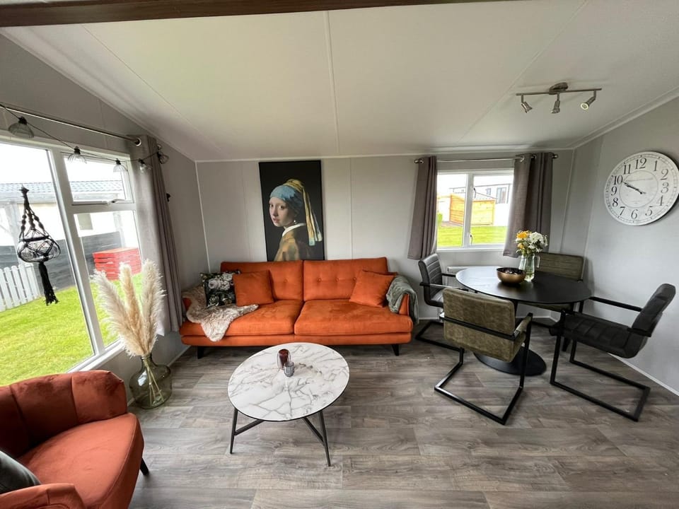 Neues Ferienhaus Chalet Nr73 zweite Reihe direkt am Wattenmeer, komplett eingezäunt House in North Holland (province)