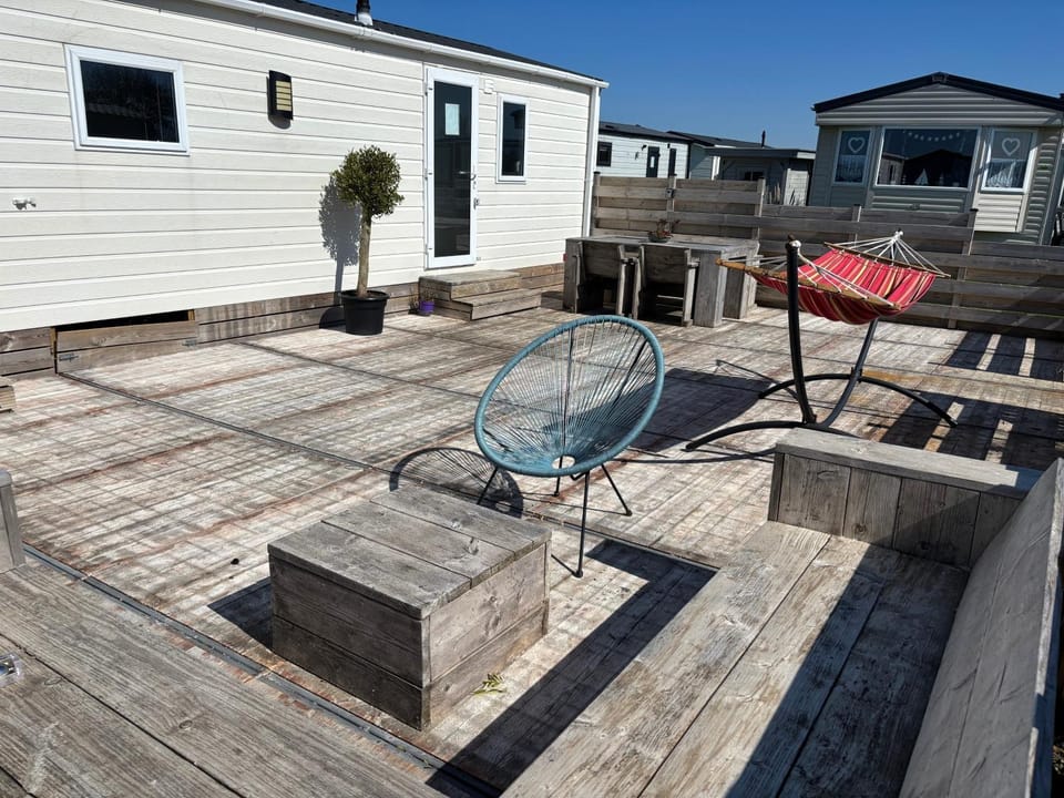 Neues Ferienhaus Chalet Nr73 zweite Reihe direkt am Wattenmeer, komplett eingezäunt House in North Holland (province)