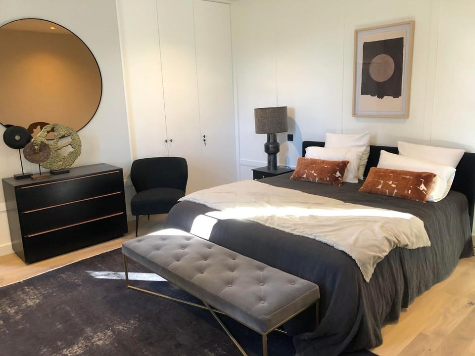 Photo of the whole room, Bedroom