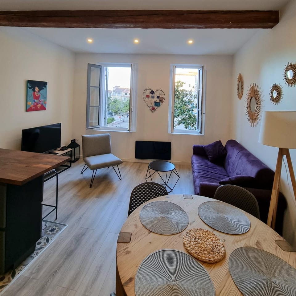 Communal lounge/ TV room, TV and multimedia, Living room, Seating area, Dining area