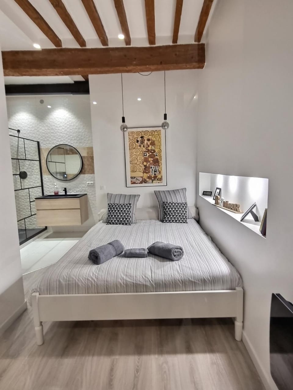 Bed, Photo of the whole room, Bedroom