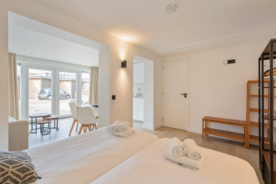 Bed, Photo of the whole room, towels