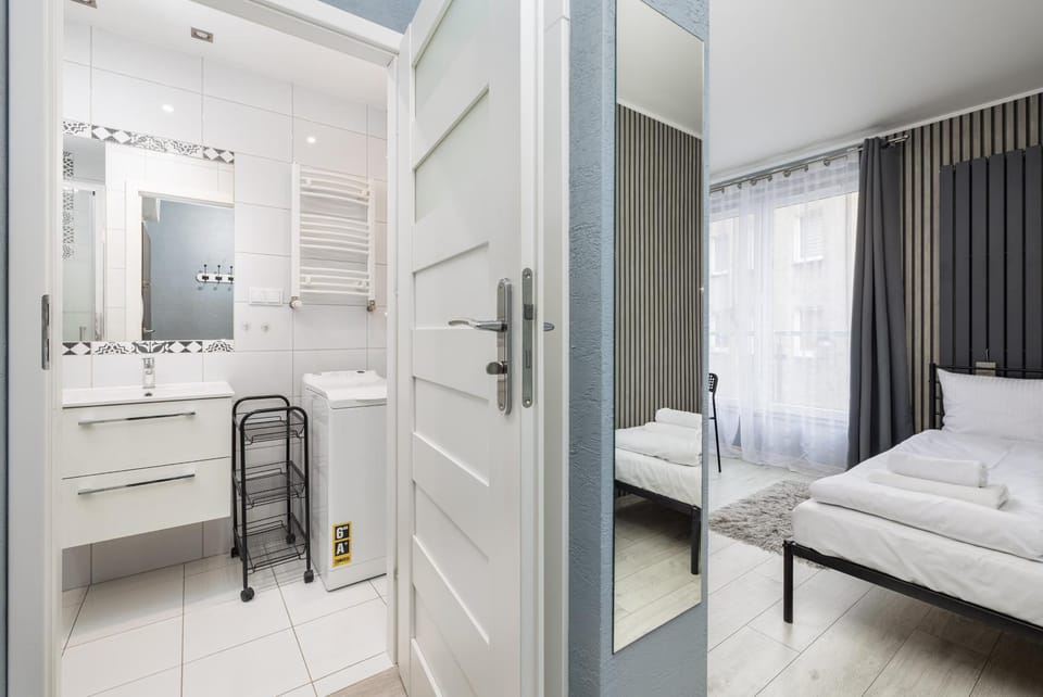 Shower, Bed, Bathroom, Photo of the whole room, Bedroom, towels