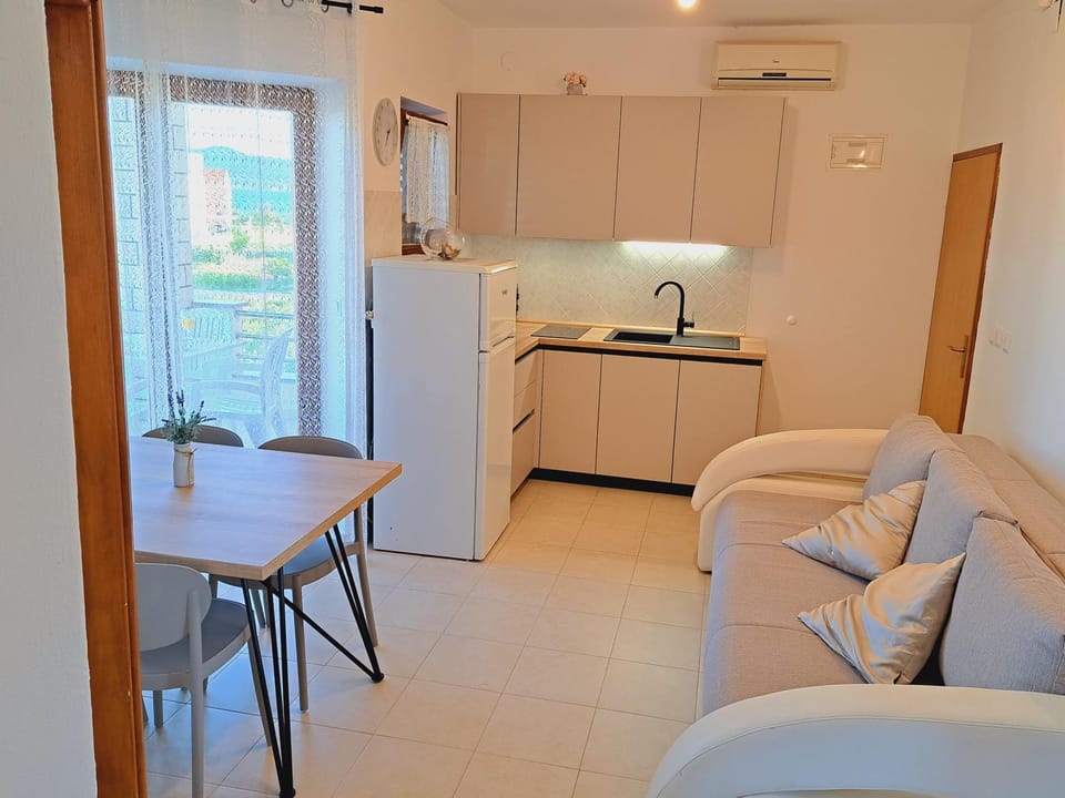 Kitchen or kitchenette, Living room, Seating area, Dining area, dishwasher, minibar, stove, air conditioner