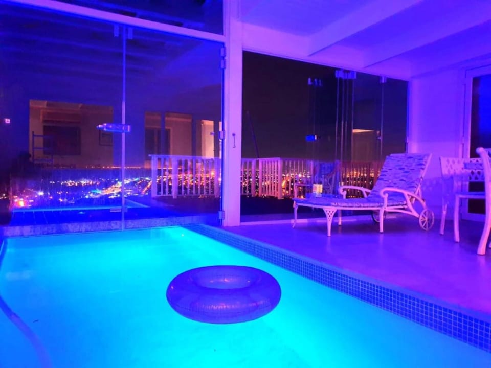 Night, Swimming pool, sunbed