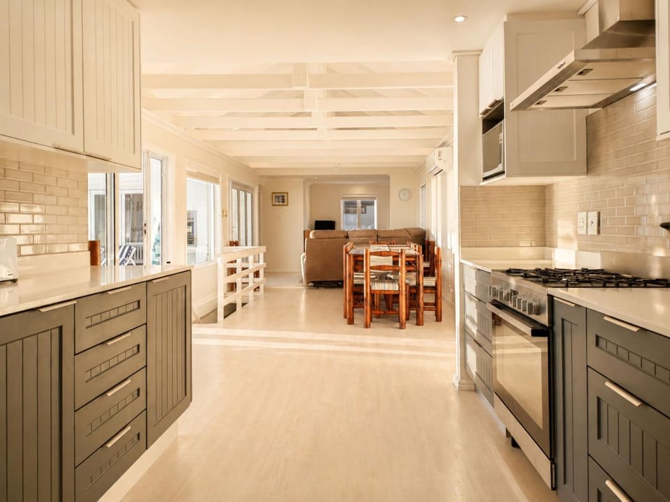 Kitchen or kitchenette, Seating area, oven, stove