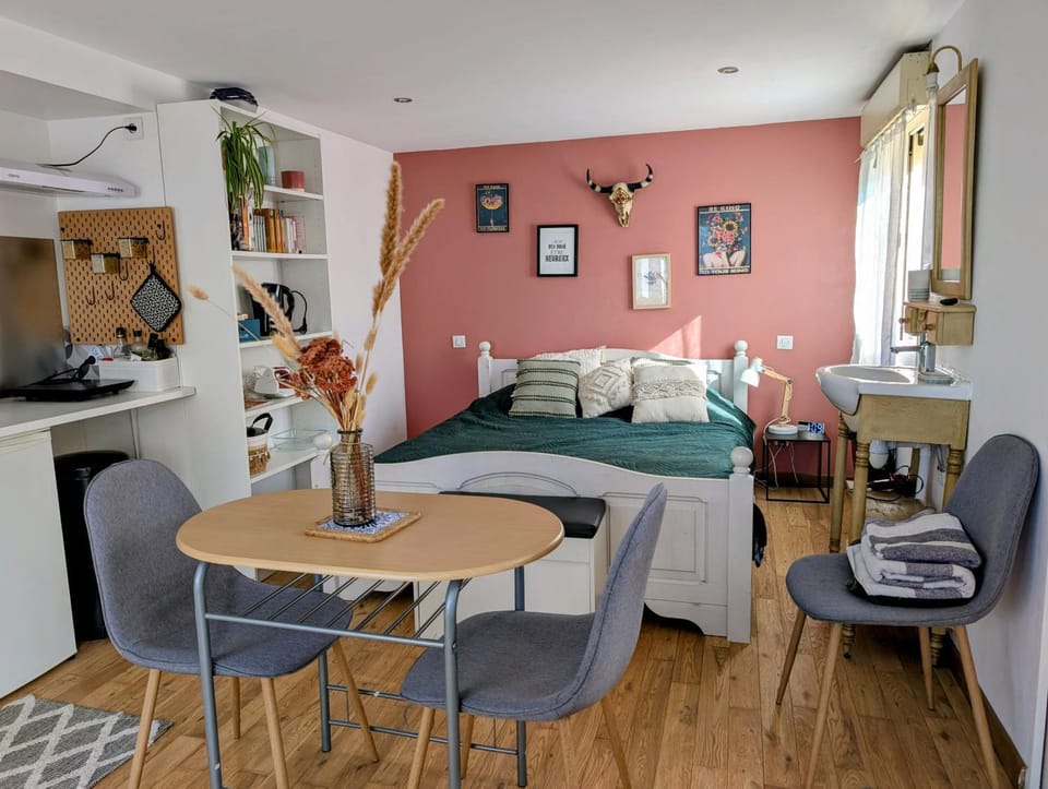 Bed, Kitchen or kitchenette