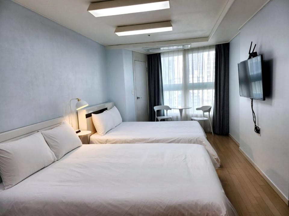 Bed, TV and multimedia, Bedroom
