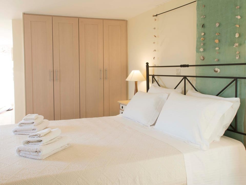 Bed, Photo of the whole room, wardrobe