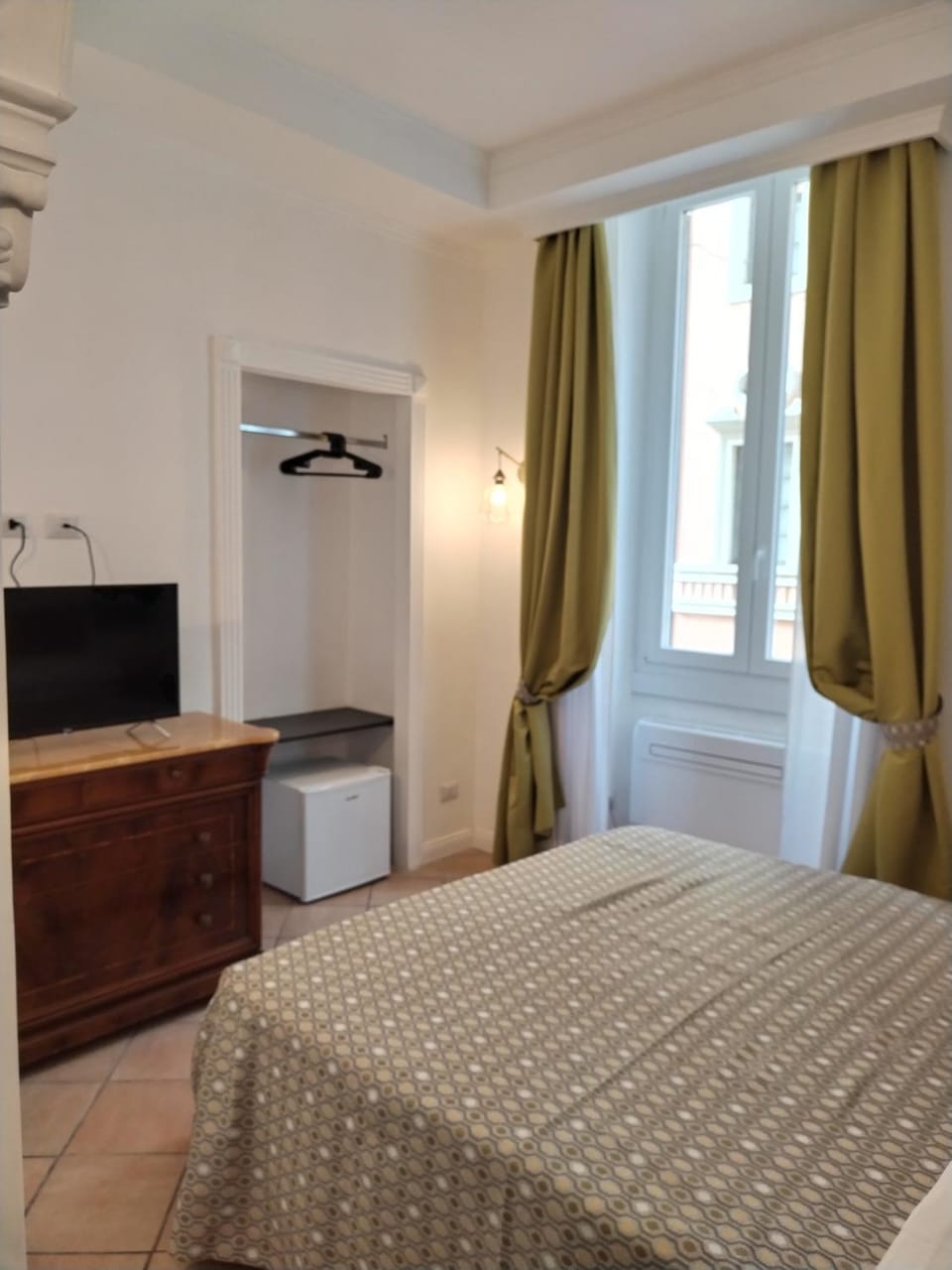 Photo of the whole room, Bedroom, wardrobe