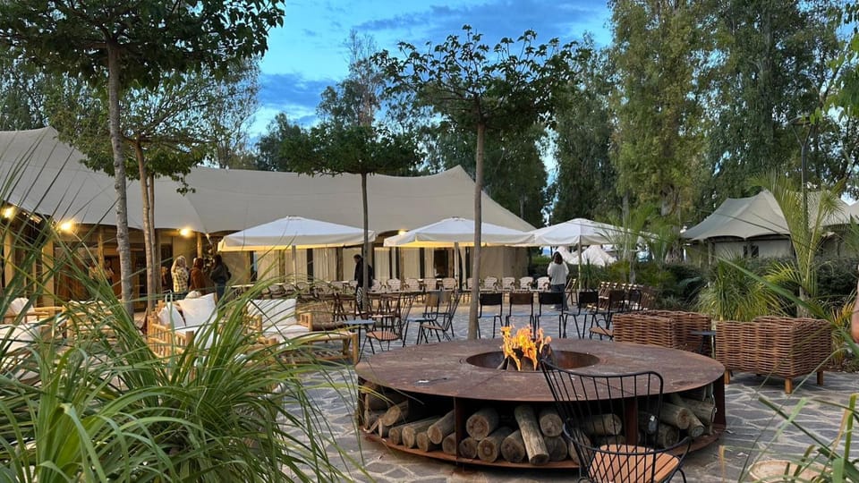 Property building, Patio, Restaurant/places to eat, Banquet/Function facilities